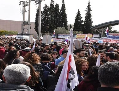 Εισβολή φοιτητών και εκπαιδευτικών στο Υπουργείο Παιδείας – Πραγματοποιείται συνέλευση στο αμφιθέατρο
